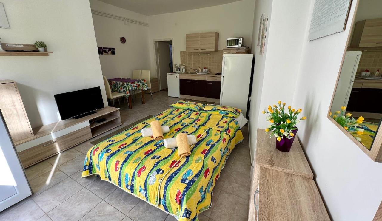 Apartaments Oma & Opa Banjol Luaran gambar