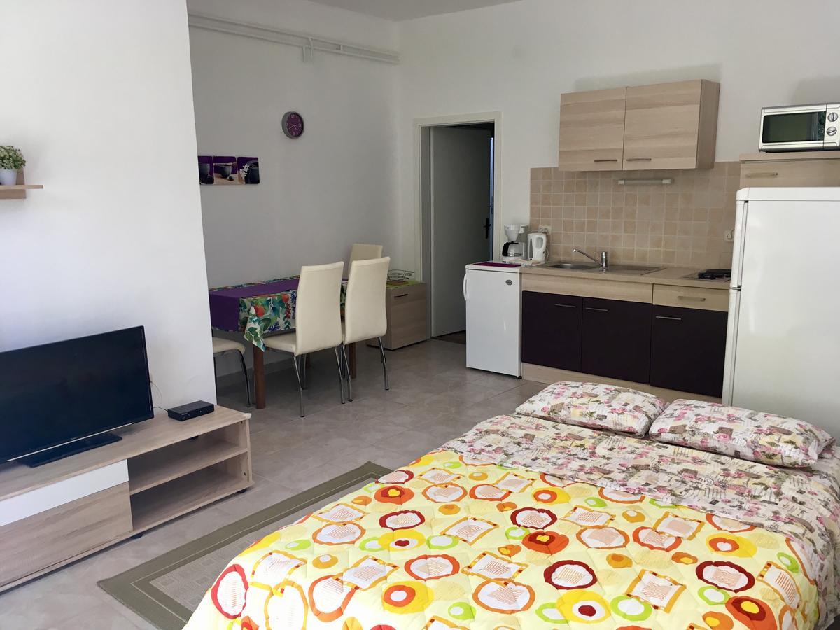 Apartaments Oma & Opa Banjol Luaran gambar